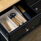 Credenza bianca con 6 cassetti e 2 armadietti, anta con persiana, ripiani regolabili
