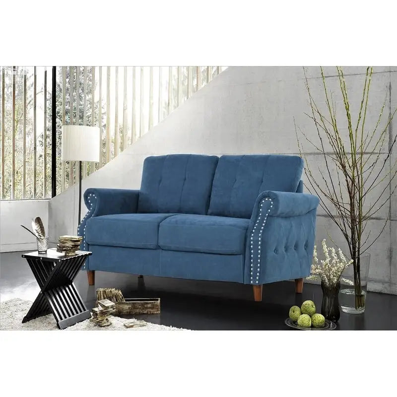 Divanetto a 2 posti con braccioli arrotolati e finiture borchiate, Beige/Blu/Cammello/Grigio