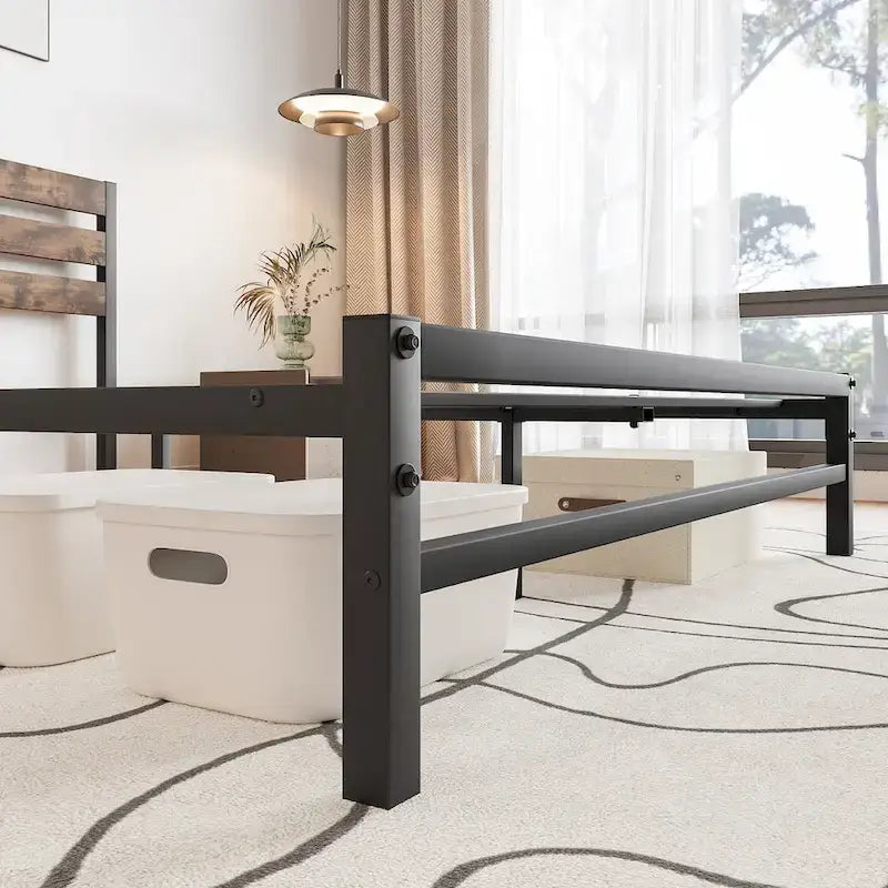 Struttura letto matrimoniale Queen in marrone/nero con testiera e pediera in legno, 1 persona